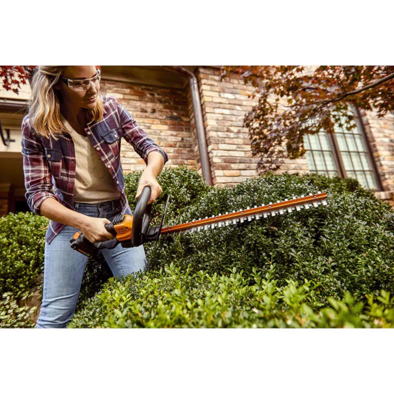 Worx 22 In. 20 V Battery Hedge Trimmer Kit (Battery & Charger) 2 Worx 22 In. 20 V Battery Hedge Trimmer Kit (Battery & Charger) - Image 2
